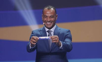 Cafu mostrando a bolinha com o nome do Brasil.