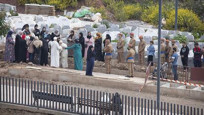 Rezo por el cabo Dris Amar, asesinado el lunes en Ceuta, en el cementerio musulmán Sidi Embarek.