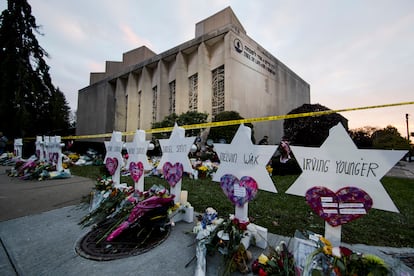 Ofrendas florales ante la sinagoga Árbol de la Vida en Pittsburgh, en octubre de 2018.