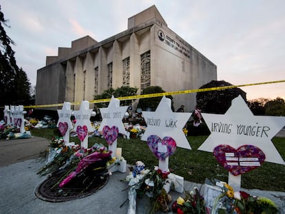 Homenaje a las víctimas de la sinagoga Tree of Life (al fondo), en Pittsburgh, en octubre de 2018, dos días después de la matanza.