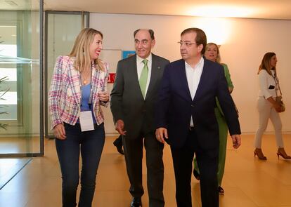 Ignacio Sánchez Galán, entre la presidenta del PP de Extremadura, María Guardiola, y el presidente en funciones de la Junta, Guillermo Fernández Vara, este miércoles en Mérida.