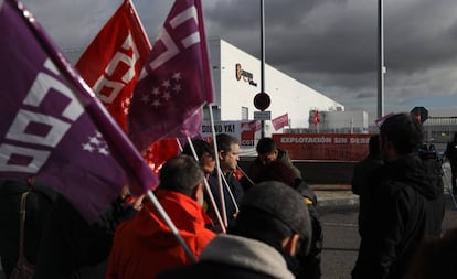 Trabajadores concentrados ante la entrada de la nave de Amazon en San Fernando de Henares.