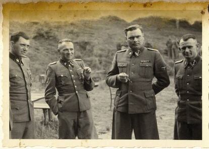 Rudolf H&ouml;ss, segundo por la izquierda, en Auschwitz. 