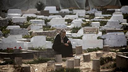 Una mujer palestina llora frente a la tumba de un ser querido en el campamento de Rafah, al sur de Gaza, el 10 de abril.