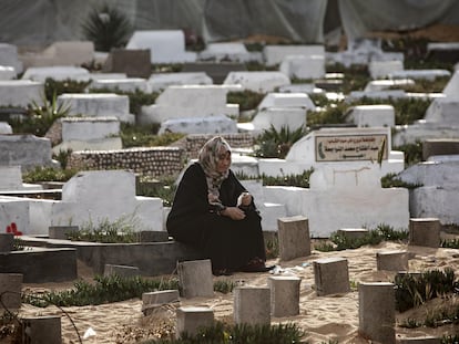 Una mujer palestina llora frente a la tumba de un ser querido en el campamento de Rafah, al sur de Gaza, el 10 de abril.