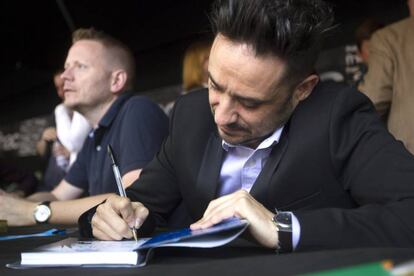 El cineasta Juan Antonio Bayona firma libros durante la tradicional fiesta de Sant Jordi.