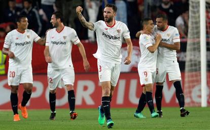 Layún celebra su gol.