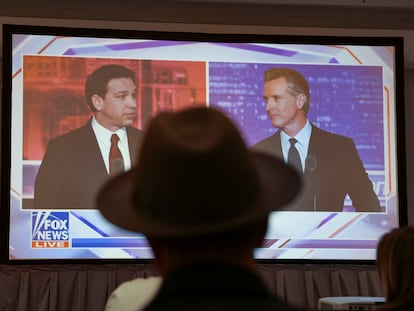 El debate entre Ron DeSantis (izquierda) y Gavin Newsom se emitía este jueves en la sala de prensa habilitada para los medios acreditados en Alpharetta (Georgia).