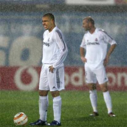 Ronaldo y Zidane bajo la lluvia después del segundo gol, el del triunfo, del Mallorca.