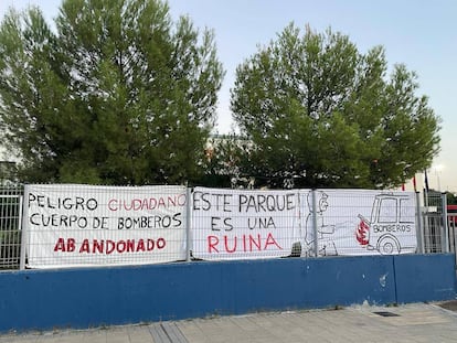 Pancartas de denuncia del estado del parque de bomberos de Getafe.