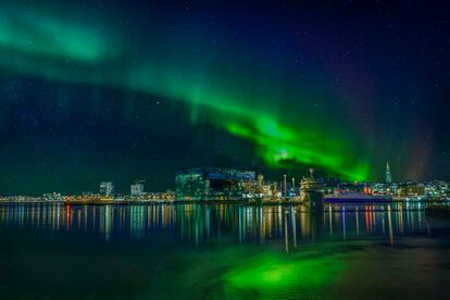 Reykjavik (Islandia)

La capital europea más al norte ofrece una amplia gama cultural, pero uno de sus mayores atractivos en esta época está en el cielo. Si tenemos suerte, no habrá nada como entrar en 2016 observando espectaculares auroras boreales.