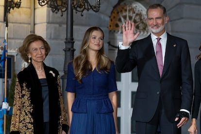 La reina emérita Doña Sofía (a la izquierda), el Rey Felipe VI y la Princesa Leonor saludan al terminar los Premios Princesa de Asturias, en octubre de 2023, en Oviedo.