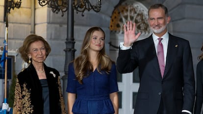 La reina emérita Doña Sofía (a la izquierda), el Rey Felipe VI y la Princesa Leonor saludan al terminar los Premios Princesa de Asturias, en octubre de 2023, en Oviedo.