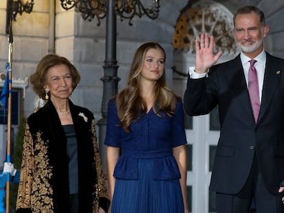 La reina emérita Doña Sofía (a la izquierda), el Rey Felipe VI y la Princesa Leonor saludan al terminar los Premios Princesa de Asturias, en octubre de 2023, en Oviedo.