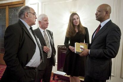 De izquierda a derecha, Ronnie Kasrils, Chris Maccabe, Fleur Ravensbergen y Ram Manikkalingam, reunidos en Bilbao en septiembre de 2011. (efe)