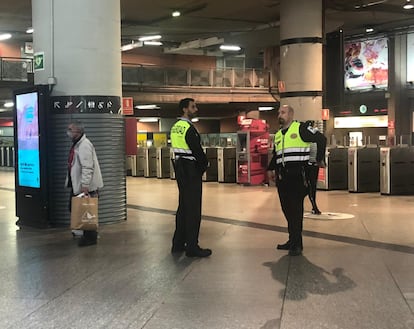 Dos vigilantes de Cercanías sin mascarilla, este lunes a mediodía en la estación de Atocha de Madrid. L. F.