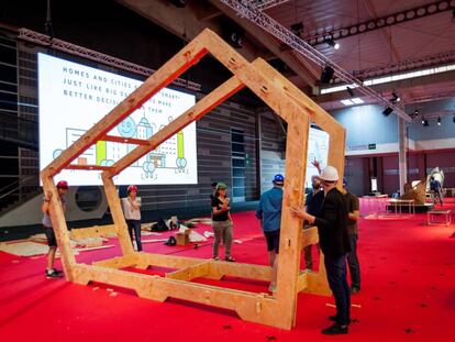 Unos trabajadores levantan una estructura de madera durante una de las pasadas ediciones de Construmat
