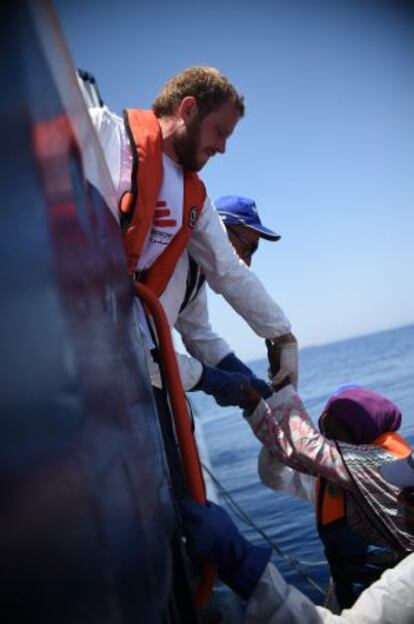 Rescate de 561 personas que trataban de cruzar el Mediterráneo en un barco de madera de 18 metros.