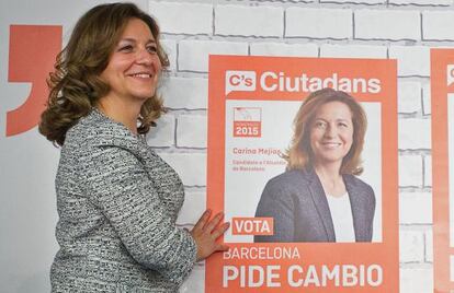 Carina Mejias, candidata de Ciutadans, junto a su cartel de campaña.