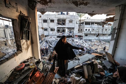 Una mujer en el interior de un edificio derruido donde la pasada noche falleció el periodista Adel Zorob, tras un bombardeo israelí en Rafah, al sur de la franja de Gaza. 
