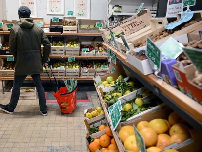 Un hombre comprando en un supermercado de Marsella (Francia)