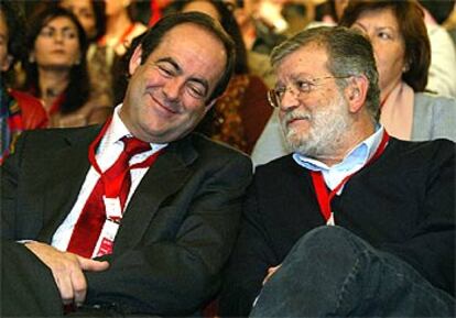 José Bono y Juan Carlos Rodríguez Ibarra, durante la clausura de la Conferencia Política Socialista.