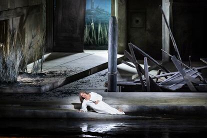 La soprano Anna Netrebko cantando su aria ‘Suicidio!’ en el cuarto acto de ‘La Gioconda’, el pasado miércoles en el San Carlo de Nápoles.