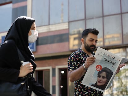 Un hombre leía el lunes en Teherán un periódico en el que figura la fotografía de Mahsa Amini.