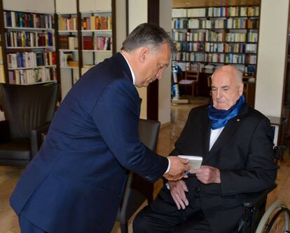 Helmut Kohl (derecha de la imagen) recibe al primer ministro de Hungría, Viktor Orbán.