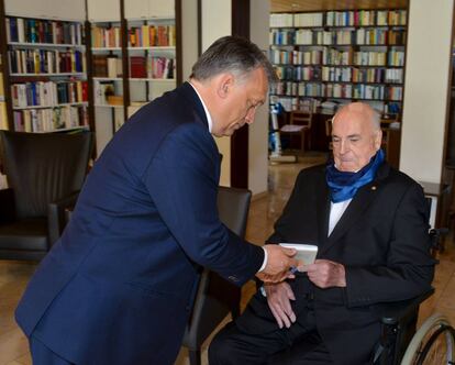 Helmut Kohl (derecha de la imagen) recibe al primer ministro de Hungr&iacute;a, Viktor Orb&aacute;n.