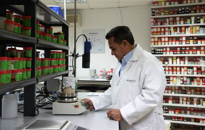 El presidente y fundador de Sesderma en el laboratorio de Valencia.