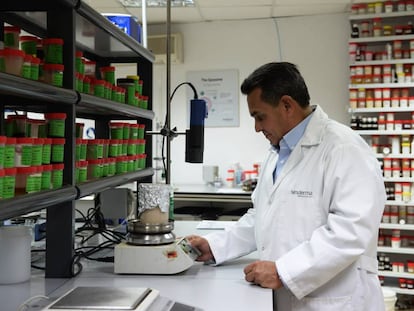 El presidente y fundador de Sesderma en el laboratorio de Valencia.