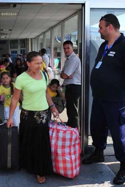 Un grupo de gitanos rumanos provenientes de Francia llegan al aeropuerto de Baneasa, en Bucarest el 19 de agosto de 2010.
