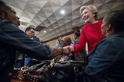 La candidata demócrata Hillary Clinton saluda a los clientes de una cafetería en Cleveland, Ohio, el 31 de octubre.