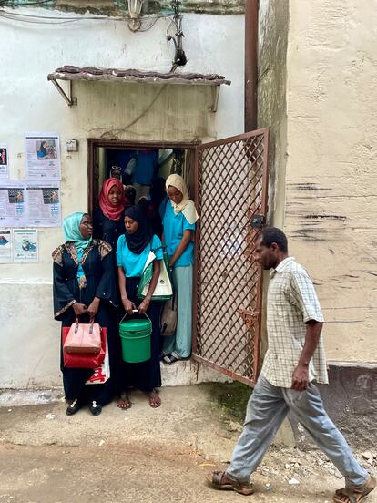 Aziza Subeha es una joven guía turística de 25 años en la paradisíaca isla de Zanzíbar. Aunque tiene tres hermanos, su salario es el único ingreso estable para mantener a sus padres, ambos enfermos. Y, aun así, para estudiar tuvo que vencer una fuerte resistencia familiar: “Mi madre no disponía de dinero para mandarme a la escuela, y yo apenas tenía para comer o pagar el transporte”, recuerda. Va vestida con la camiseta azul de su escuela, Kawa Training Center, pantalones azules oscuros y un pañuelo blanco que cubre su cabeza. “Lejos de ayudarme, mis hermanos me echaban en cara que yo estudiara; me decían que mi lugar estaba en casa, haciendo las tareas del hogar. Pero mis padres se sentaron conmigo y me dijeron que, si trabajaba duro, podría hacerlo”. En Zanzíbar, las mujeres se enfrentan a más retos que los hombres para mantenerse dentro del sistema educativo. La tasa de abandono escolar es especialmente notable a partir de los 13 o 14 años, edad a la que las jóvenes empiezan a casarse. En la fotografía, algunas de las estudiantes de Kawa Training Center, en la puerta de entrada a la escuela. 