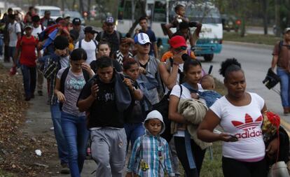 El fracaso de la política migratoria de Trump ya se ha llevado por delante a la secretaria de Seguridad Interior, Kirstjen Nielsen, y también al jefe del Servicio Secreto, Randolph Alles. Y se esperan más salidas. En la imagen, la caravana de migrantes a su paso por una carretera en San Pedro de Sula (Honduras), de camino a la frontera de Agua Caliente (Guatemala), este miércoles.