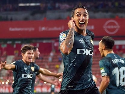 Trejo celebra el segundo gol del Rayo.