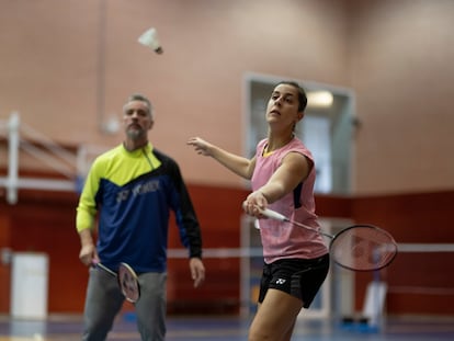 Carolina Marín, junto a su técnico, Fernando Rivas, este jueves en un entrenamiento en el CAR de Madrid.