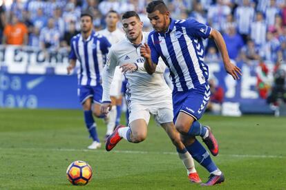 El defensa francés del Deportivo Alavés Theo Herández, y el centrocampista austríaco del Real Madrid Mateo Kovacic, durante el partido de la décima jornada de Liga entre el Alavés y el Real Madrid que disputan en el estadio Mendizorroza de Vitoria.