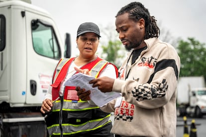 Una instructora ayuda a un camionero en la Academia de Conducción, en Nueva Jersey, el martes 10 de junio de 2025.