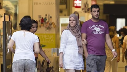 Una pareja argelina sale de un establecimiento del centro de Alicante