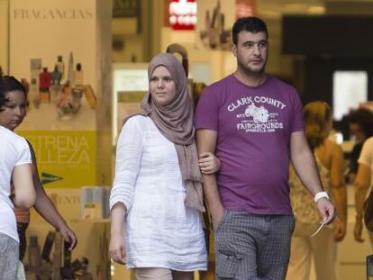 Una pareja argelina sale de un establecimiento del centro de Alicante