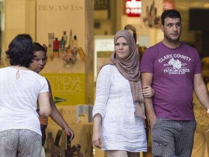 Una pareja argelina sale de un establecimiento del centro de Alicante