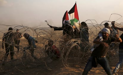 Manifestantes palestinos lanza piedras hacia las tropas israelíes, el 12 de octubre de 2018, en la Franja de Gaza. 