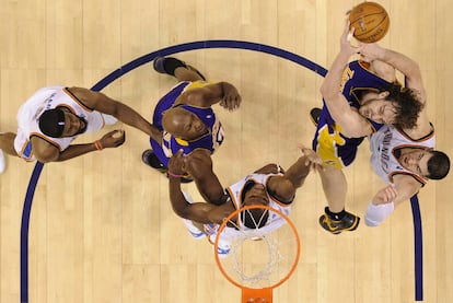 Pau Gasol intenta lanzar a canasta ante la oposición de Nick Collison de Oklahoma