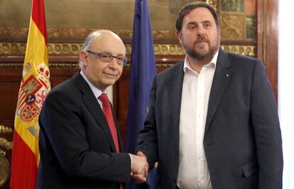 Cristóbal Montoro y Oriol Junqueras durante la reunión.