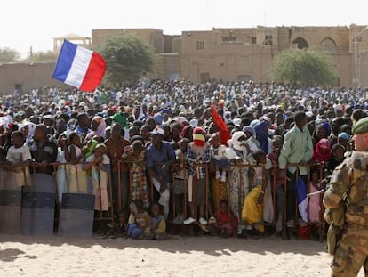 Ciudadanos malienses durante la visita del presidente Fran&ccedil;ois Hollande a Tombuct&uacute;.