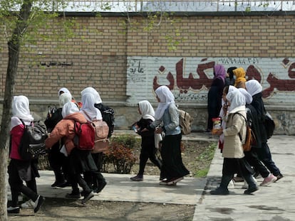 Un grupo de niñas afganas vuelve a casa después de asistir a clase en una escuela femenina de Kabul, la capital de Afganistán.