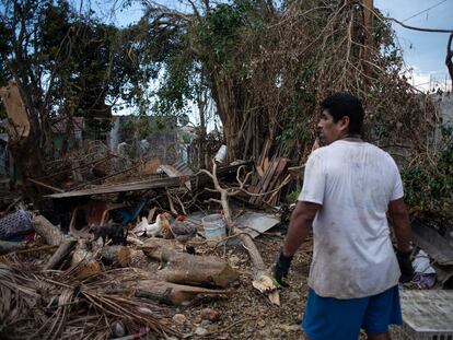 Un hombre observa su casa destrozada debido al huracán 'Grace', en el municipio de Tecolutla, Veracruz.