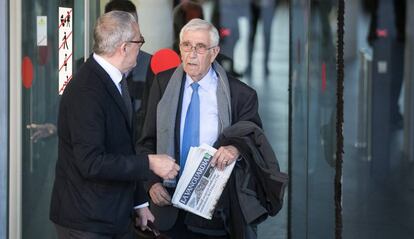 El extesorero de Converg&egrave;ncia Daniel Os&aacute;car, junto a su abogado a la salida de la Ciudad de la Justicia de Barcelona.